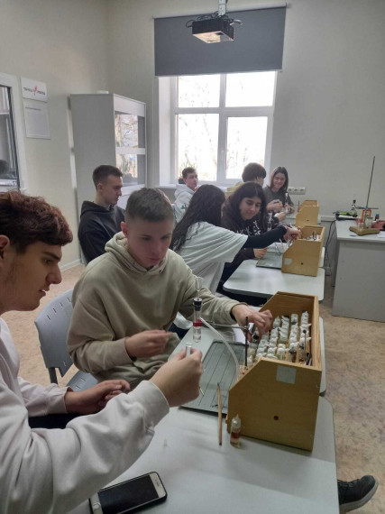 Лабораторные работы по физике и химии.